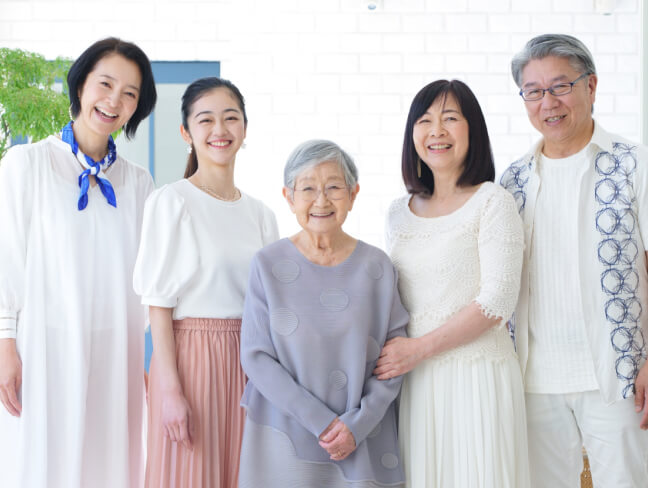 おばあちゃんを囲んで笑顔の家族