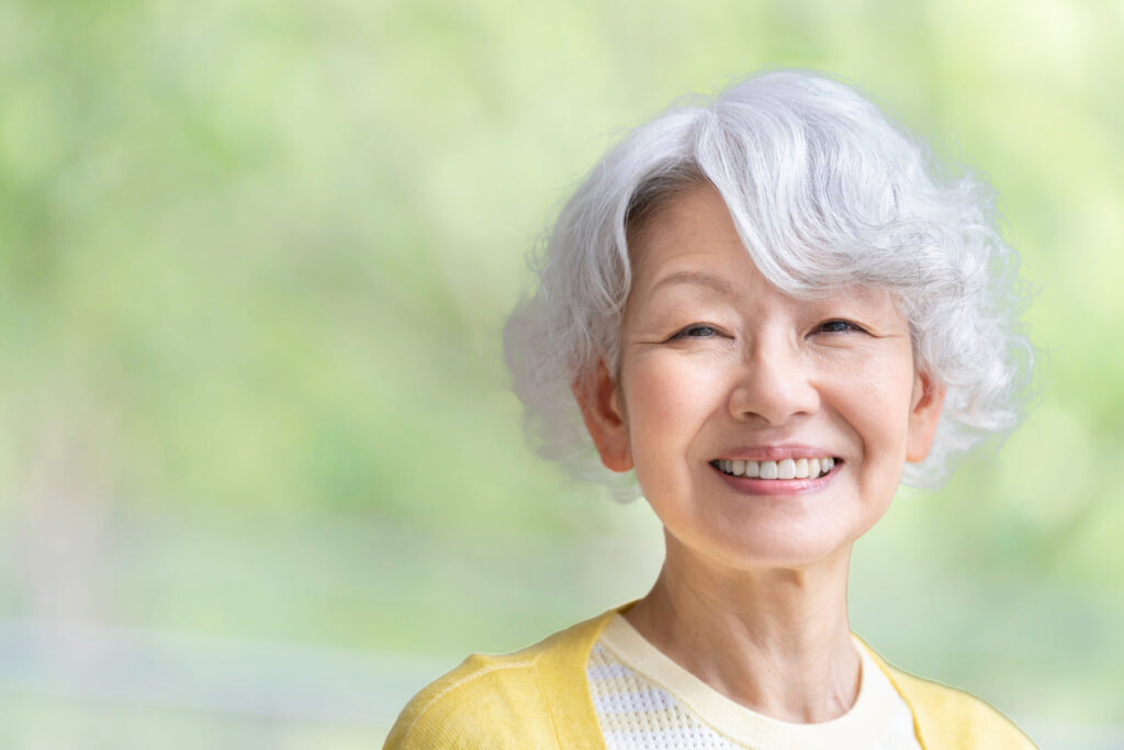 笑顔のシニア女性