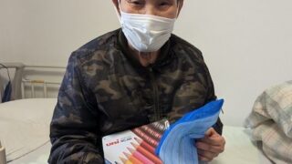 佐織好さんが色鉛筆を持っている様子