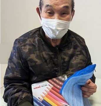佐織好さんが色鉛筆を持っている様子