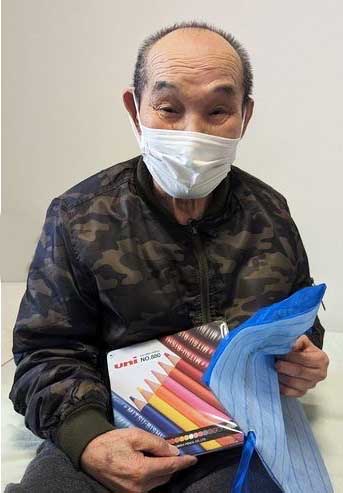 佐織好さんが色鉛筆を持っている様子