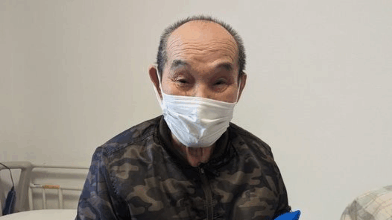 佐織好さんが色鉛筆を持っている様子