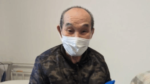 佐織好さんが色鉛筆を持っている様子