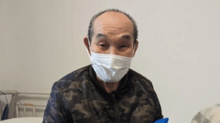 佐織好さんが色鉛筆を持っている様子