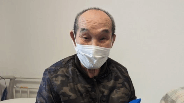 佐織好さんが色鉛筆を持っている様子