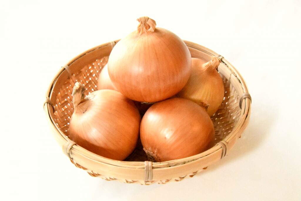 玉ねぎがかごに入っている