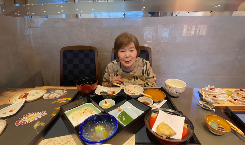 森下フジ子さんが食事をしている写真