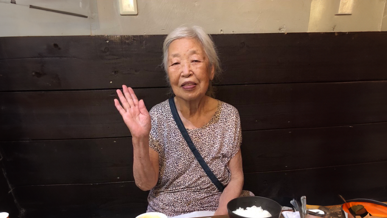 南喜久子さんが食事をしている写真