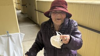 宮井明美さんが笑っている写真