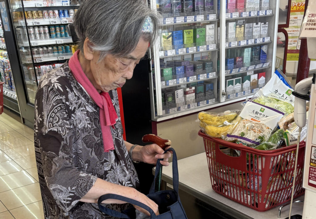 長岡 峯子さんが買い物している写真